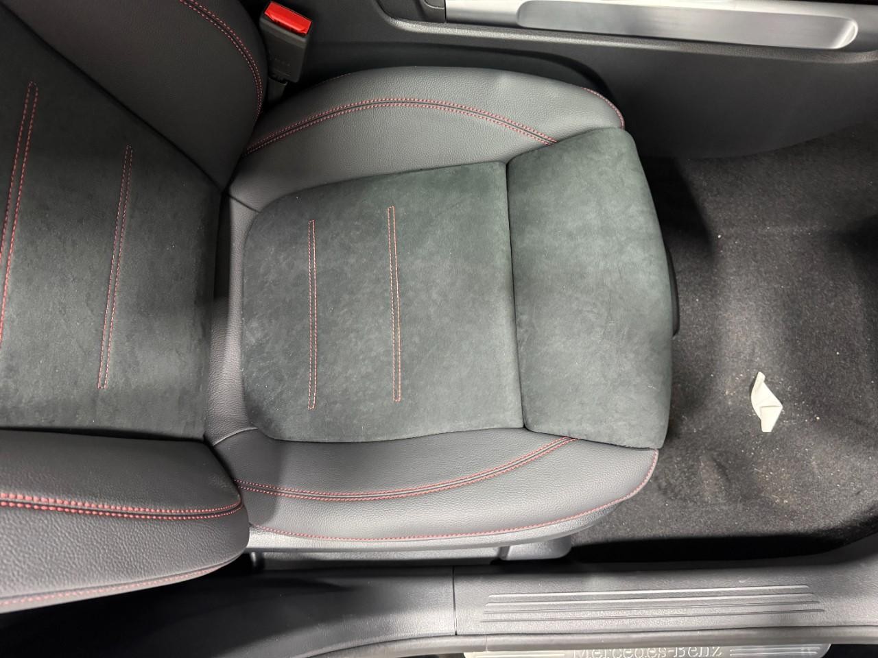 Mercedes-Benz GLB Vehicle Full-screen Gallery Image 19