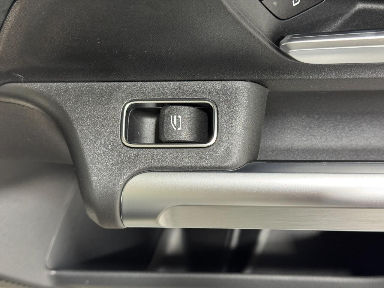 Mercedes-Benz GLB Vehicle Full-screen Gallery Image 23