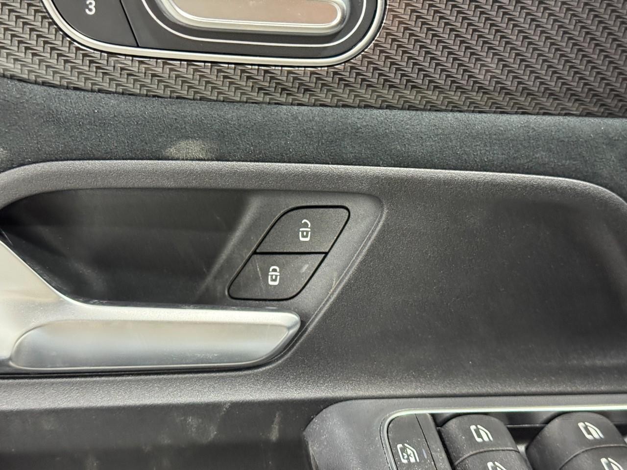 Mercedes-Benz GLB Vehicle Full-screen Gallery Image 25