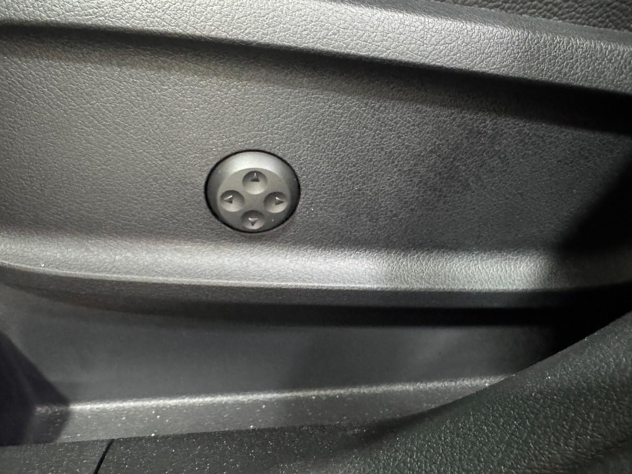 Mercedes-Benz GLB Vehicle Full-screen Gallery Image 30