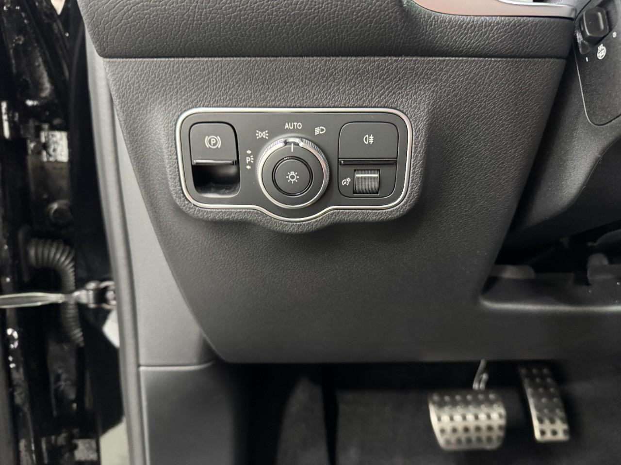 Mercedes-Benz GLB Vehicle Full-screen Gallery Image 31