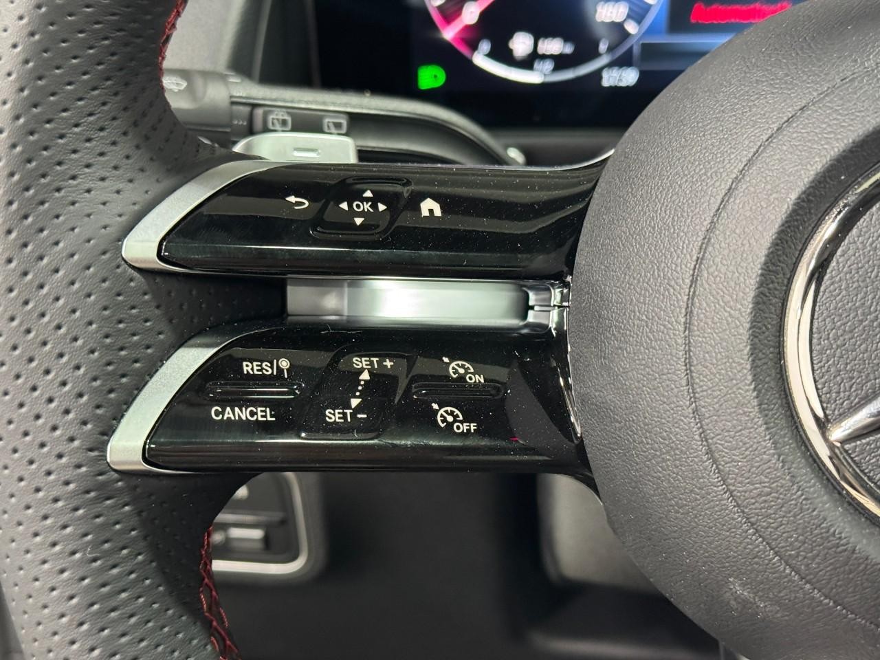 Mercedes-Benz GLB Vehicle Full-screen Gallery Image 32