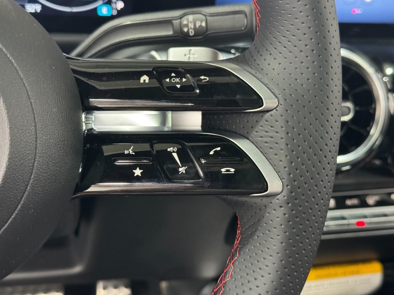 Mercedes-Benz GLB Vehicle Full-screen Gallery Image 33