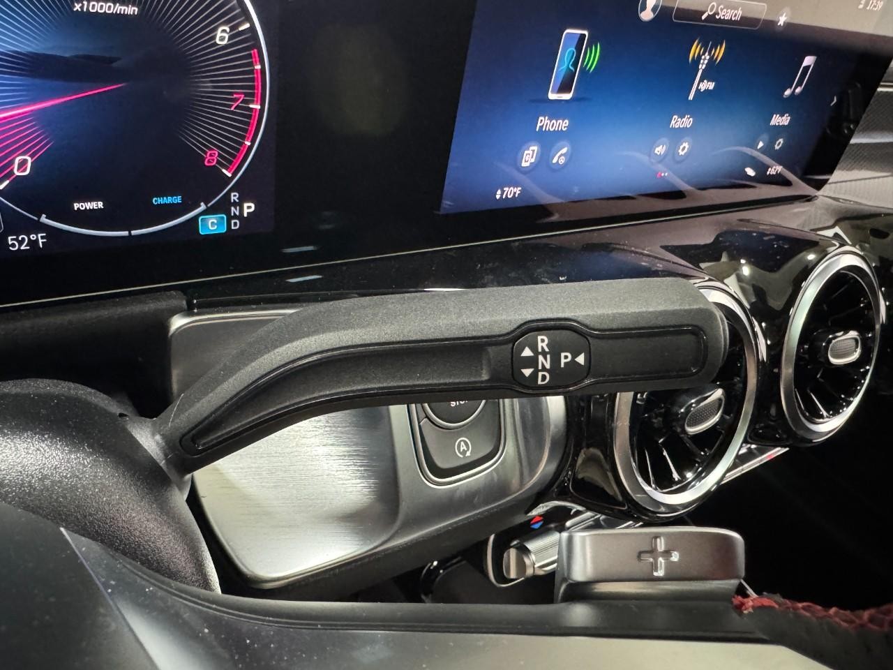 Mercedes-Benz GLB Vehicle Full-screen Gallery Image 35