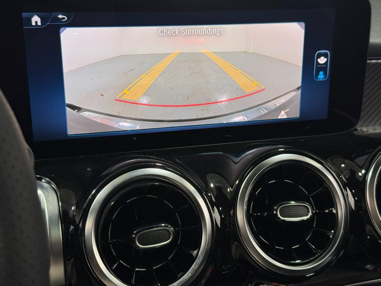 Mercedes-Benz GLB Vehicle Full-screen Gallery Image 36