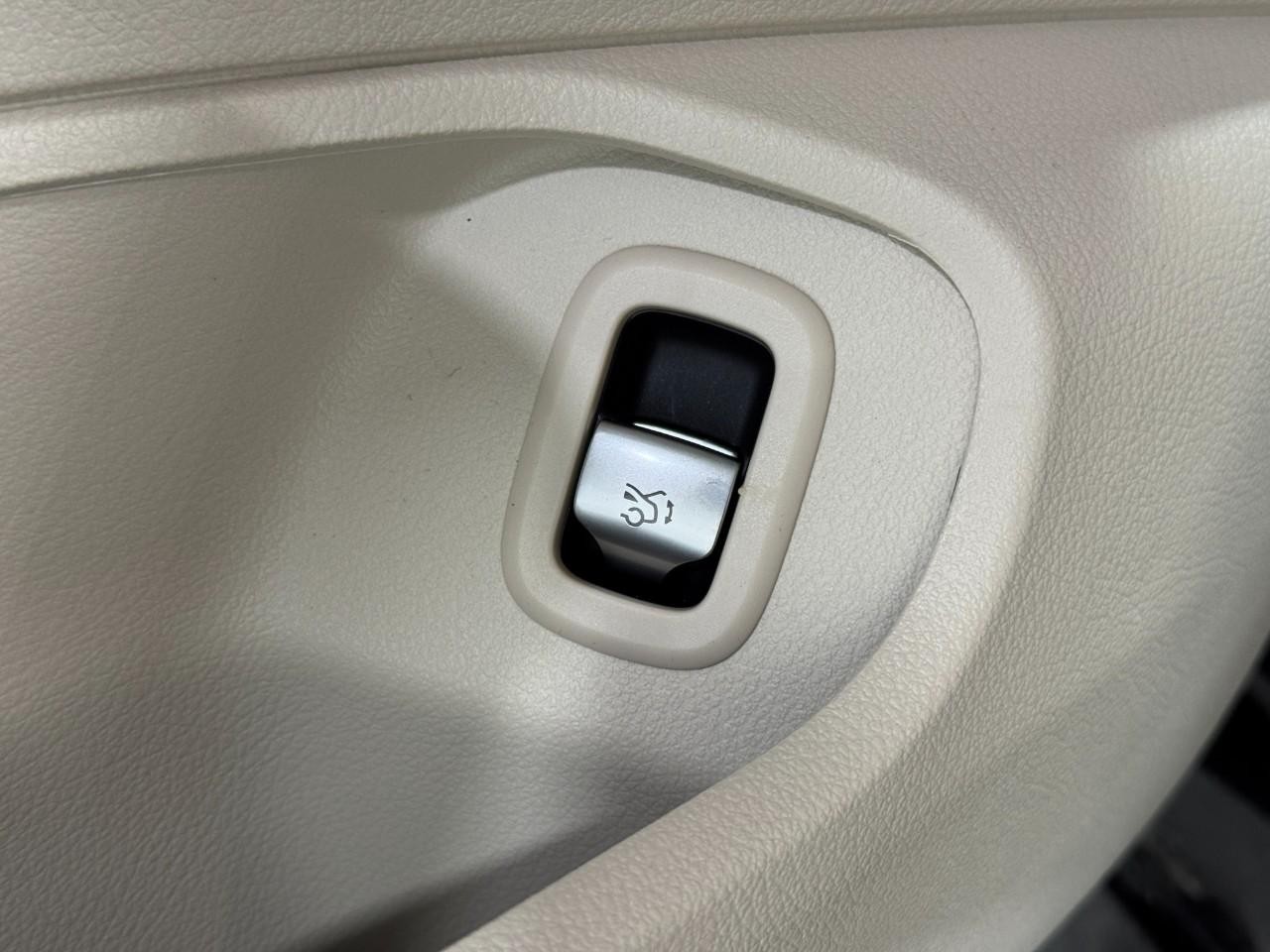 Mercedes-Benz CLE Vehicle Full-screen Gallery Image 25