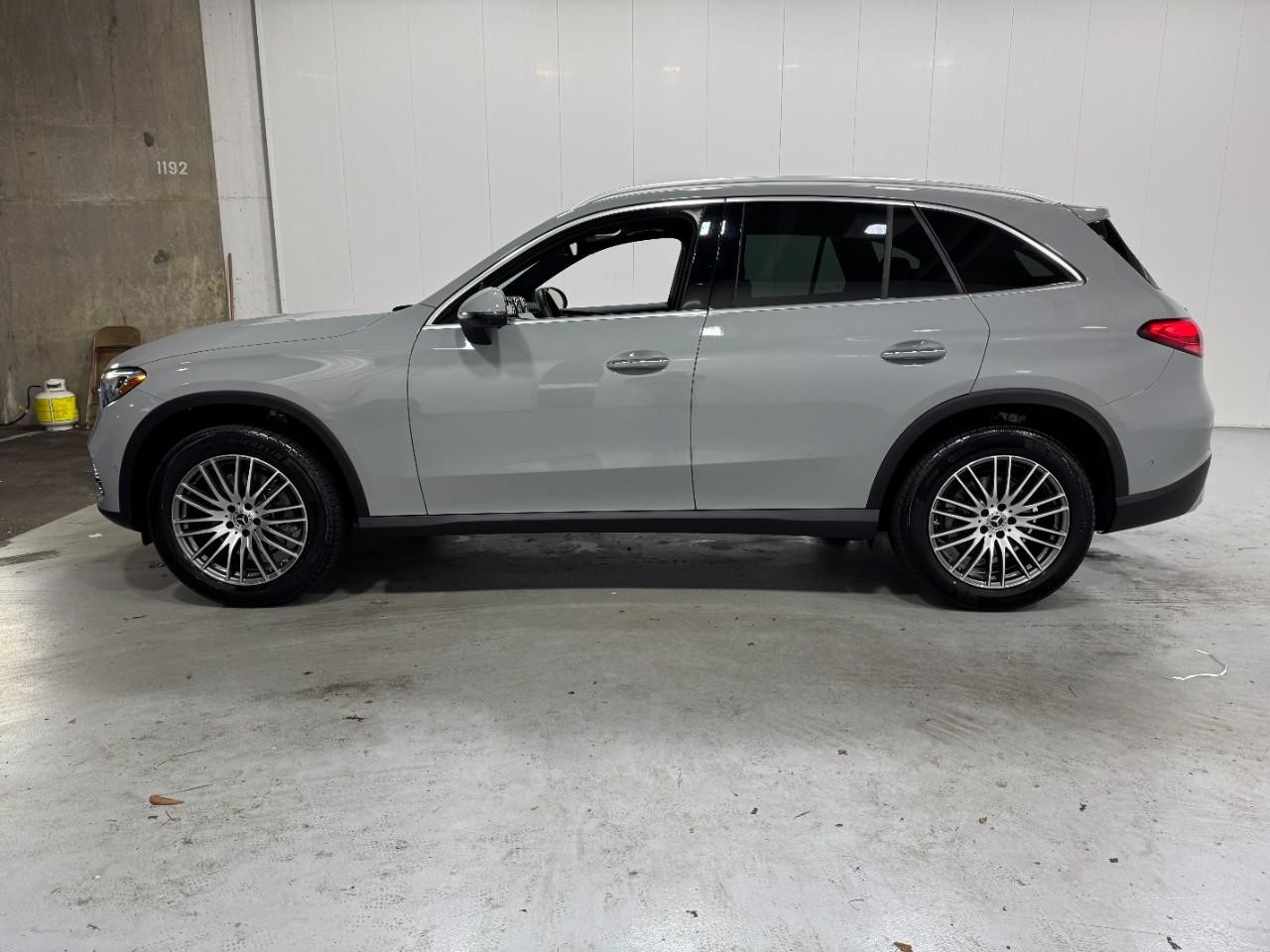 Mercedes-Benz GLC Vehicle Full-screen Gallery Image 2