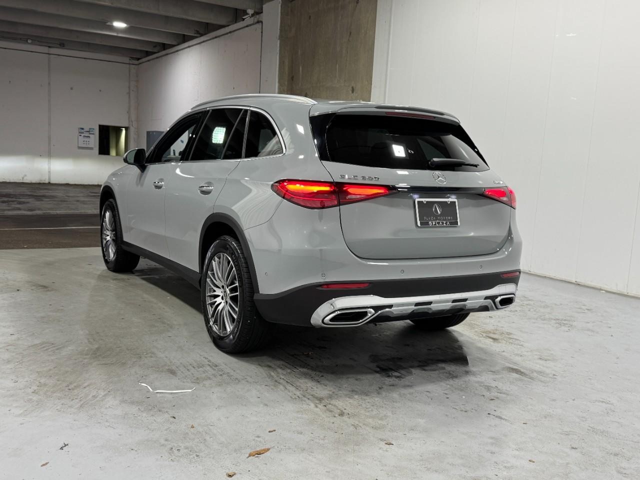 Mercedes-Benz GLC Vehicle Full-screen Gallery Image 3
