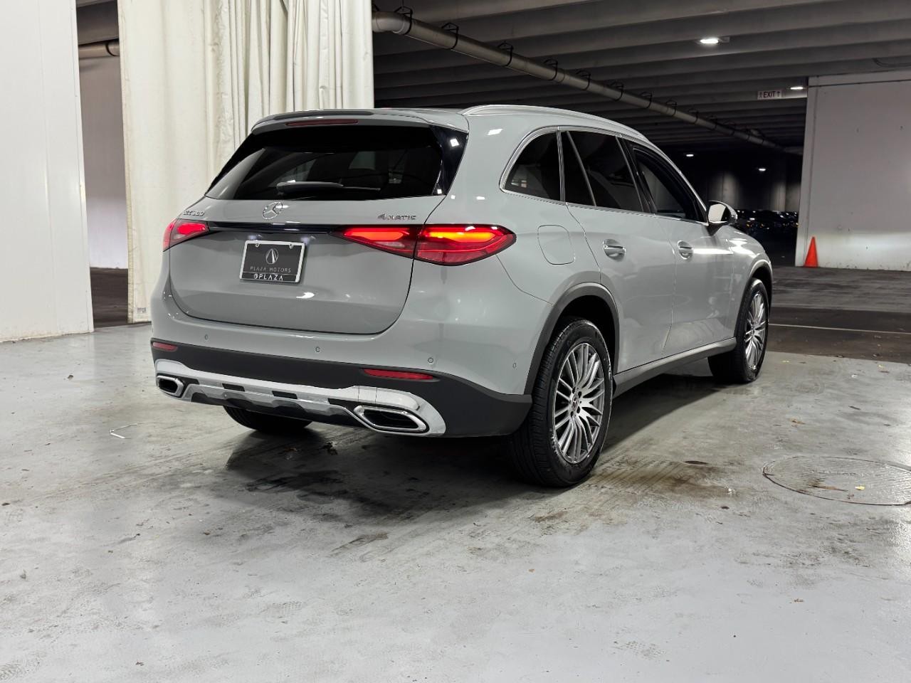 Mercedes-Benz GLC Vehicle Full-screen Gallery Image 4