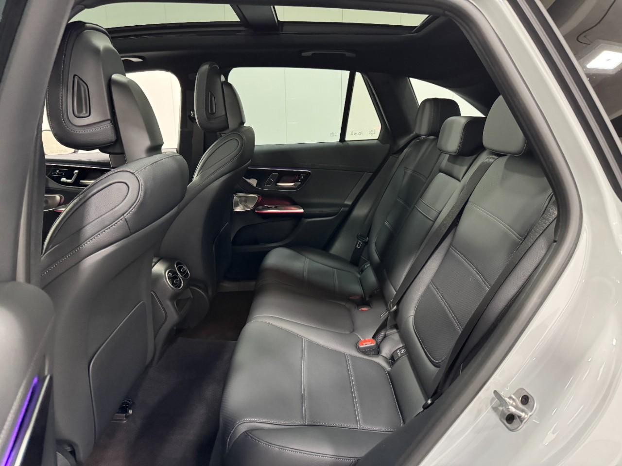 Mercedes-Benz GLC Vehicle Full-screen Gallery Image 8