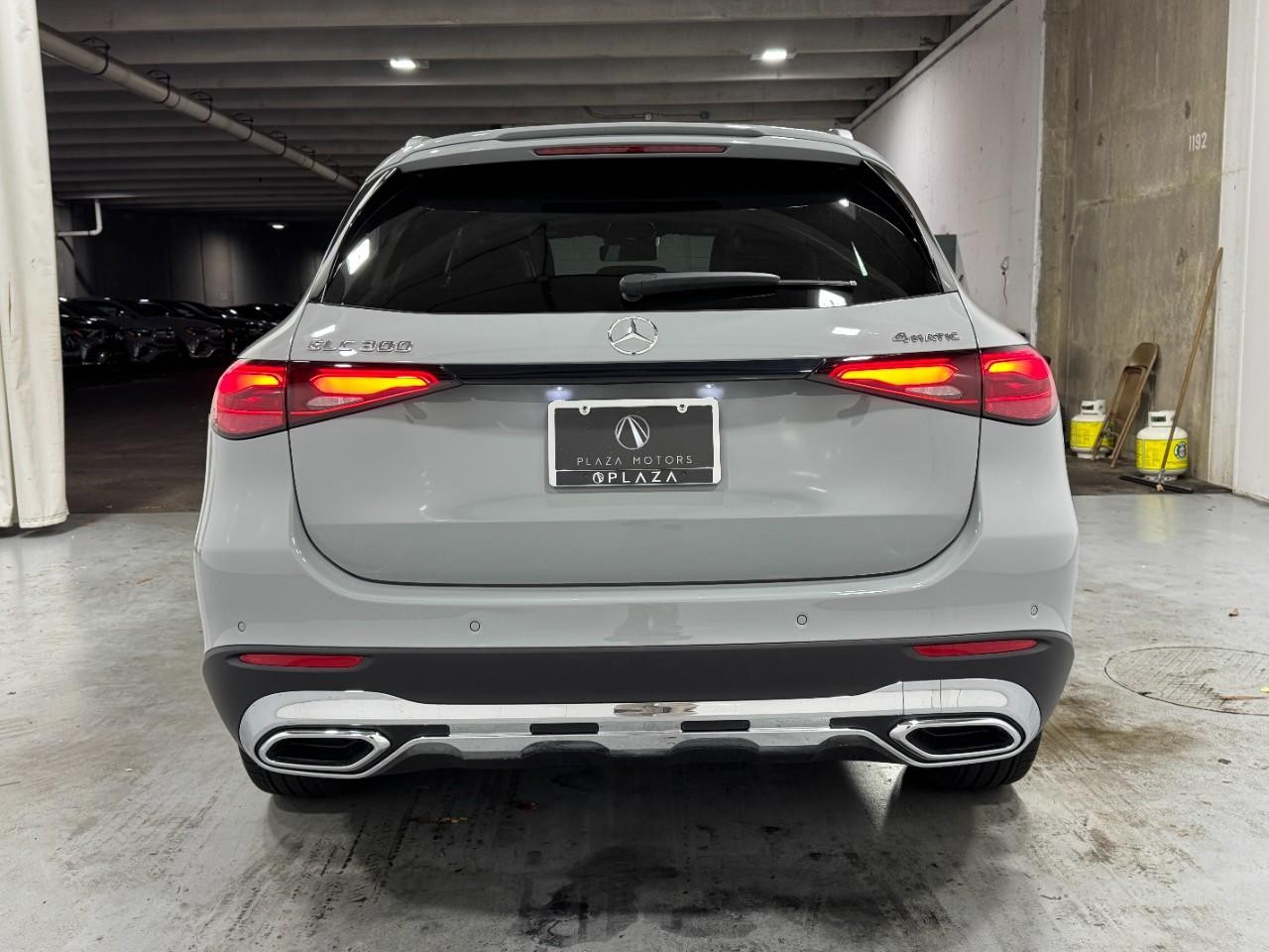 Mercedes-Benz GLC Vehicle Full-screen Gallery Image 9