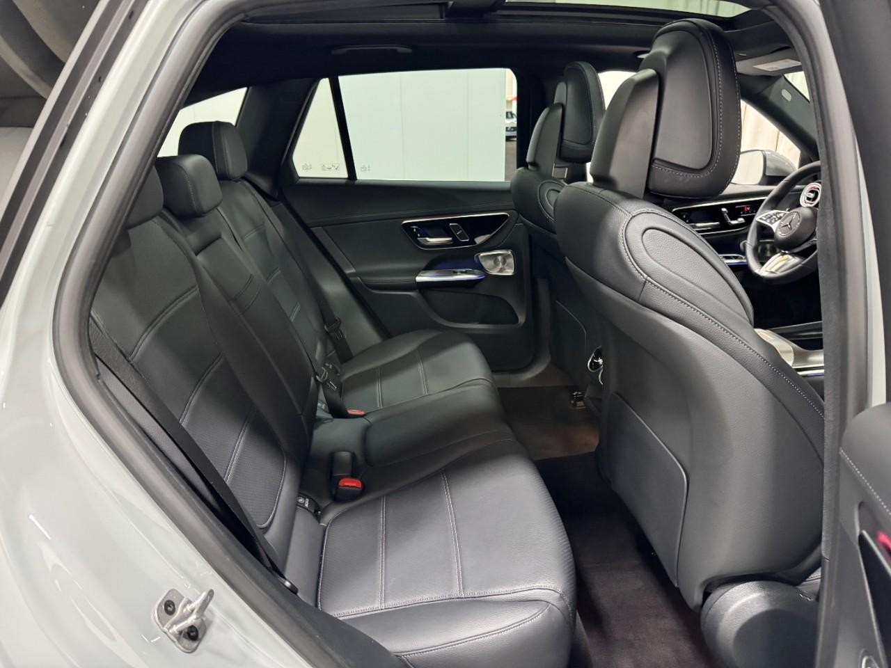 Mercedes-Benz GLC Vehicle Full-screen Gallery Image 10