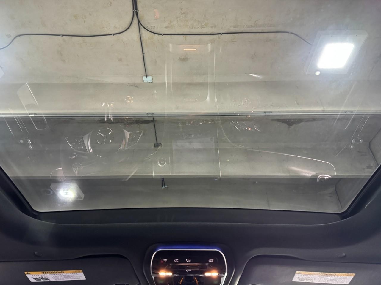 Mercedes-Benz GLC Vehicle Full-screen Gallery Image 11