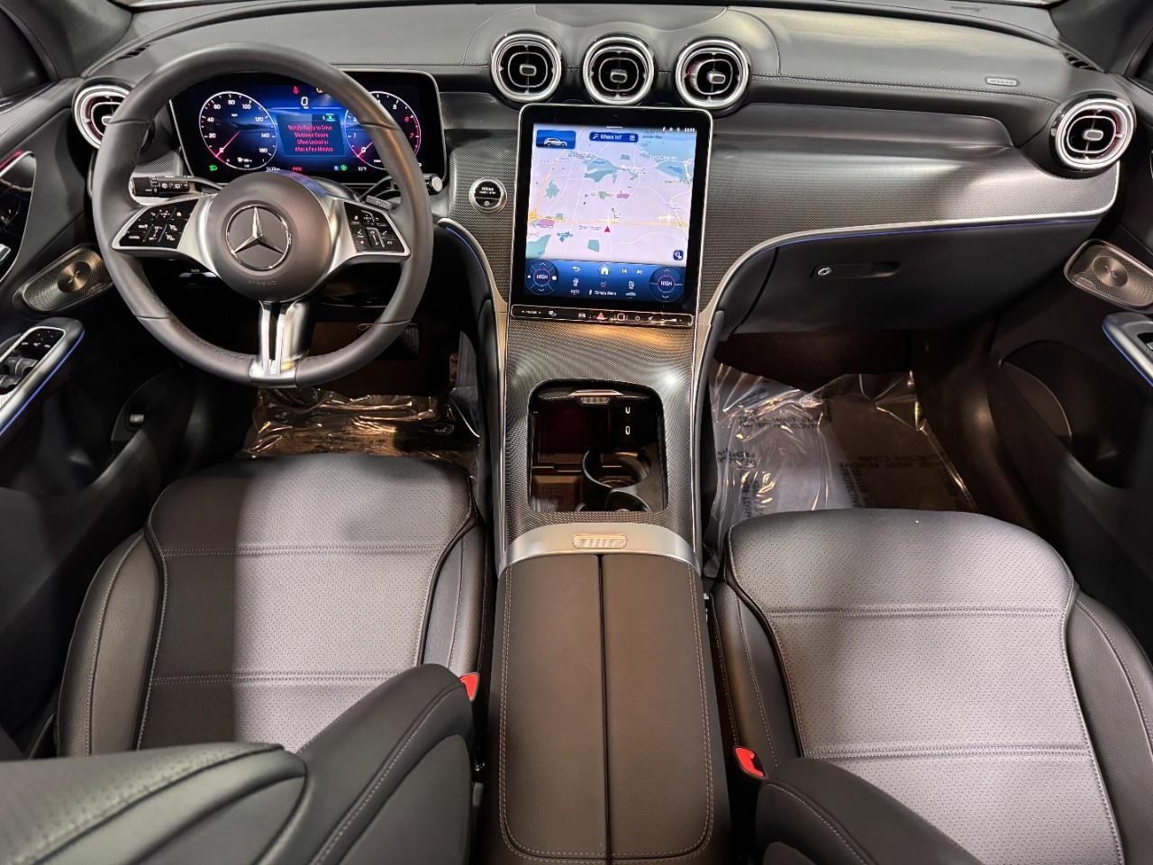 Mercedes-Benz GLC Vehicle Full-screen Gallery Image 12