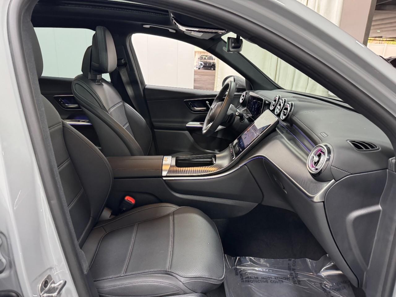 Mercedes-Benz GLC Vehicle Full-screen Gallery Image 16