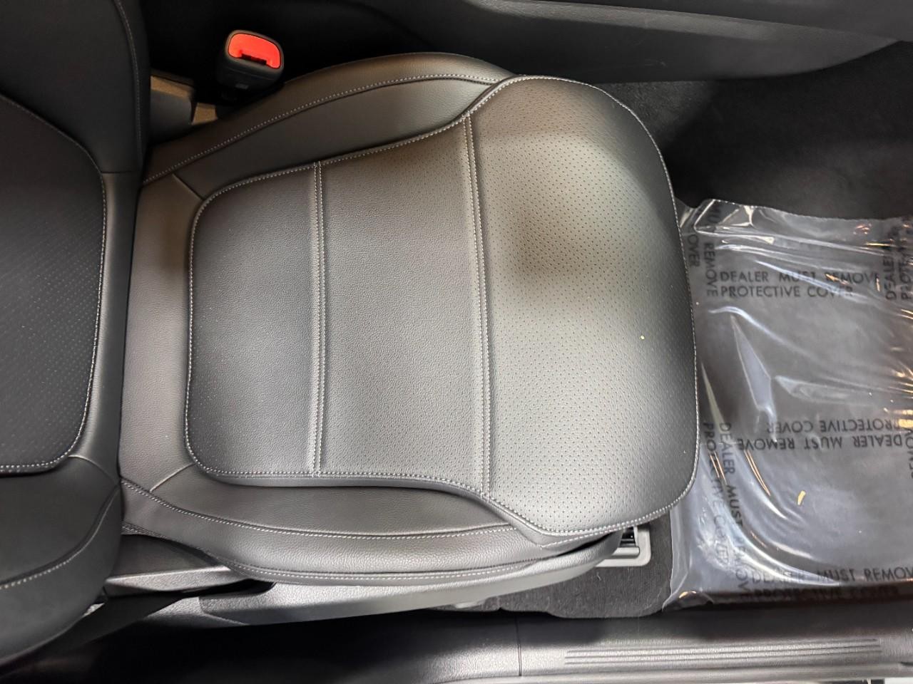 Mercedes-Benz GLC Vehicle Full-screen Gallery Image 17