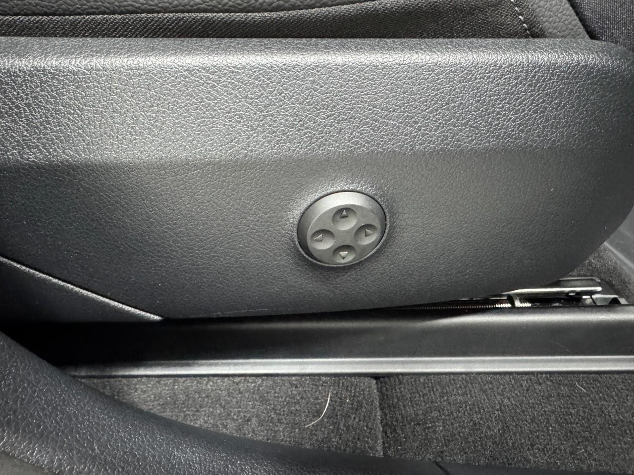 Mercedes-Benz GLC Vehicle Full-screen Gallery Image 18