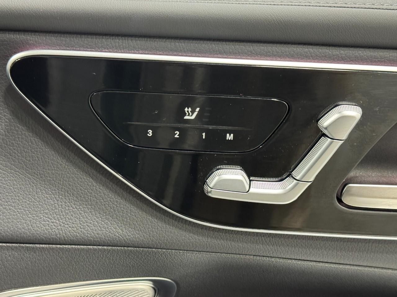 Mercedes-Benz GLC Vehicle Full-screen Gallery Image 19