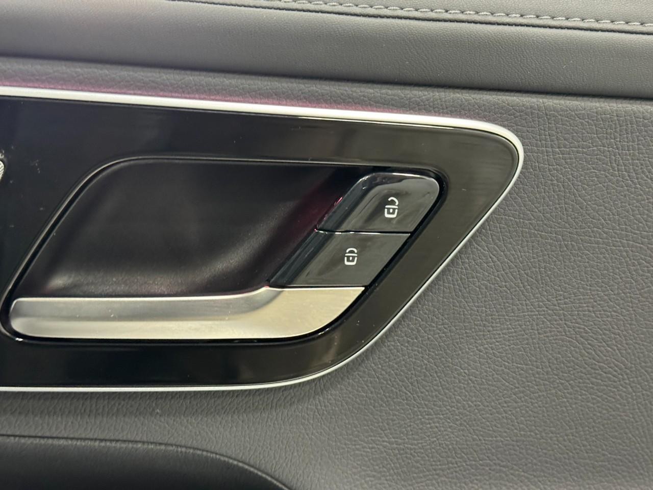 Mercedes-Benz GLC Vehicle Full-screen Gallery Image 20