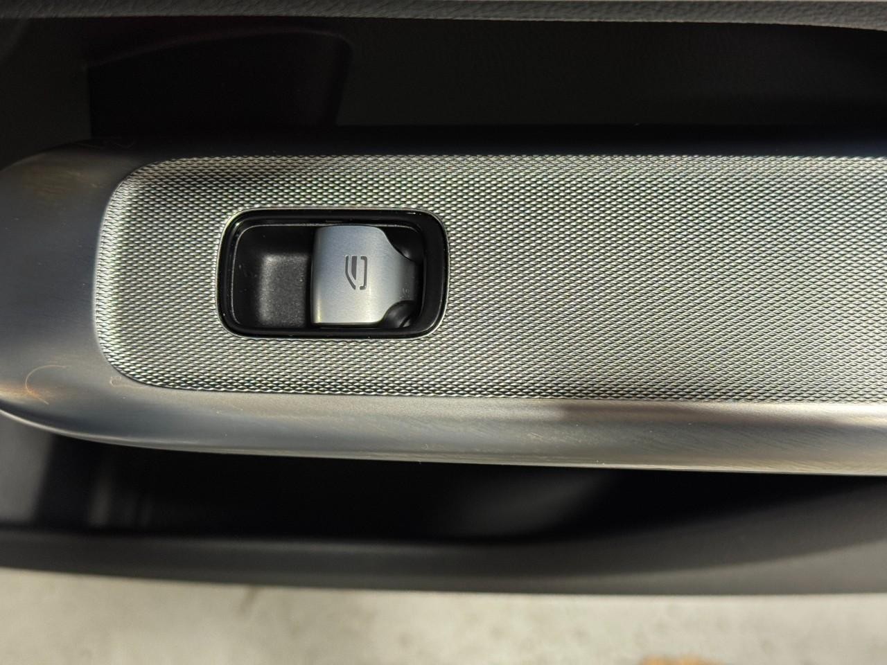 Mercedes-Benz GLC Vehicle Full-screen Gallery Image 21