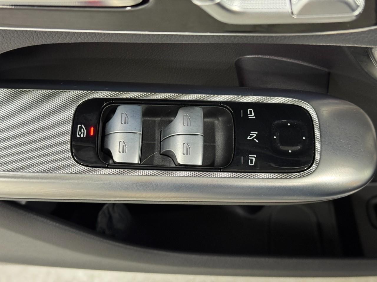 Mercedes-Benz GLC Vehicle Full-screen Gallery Image 24