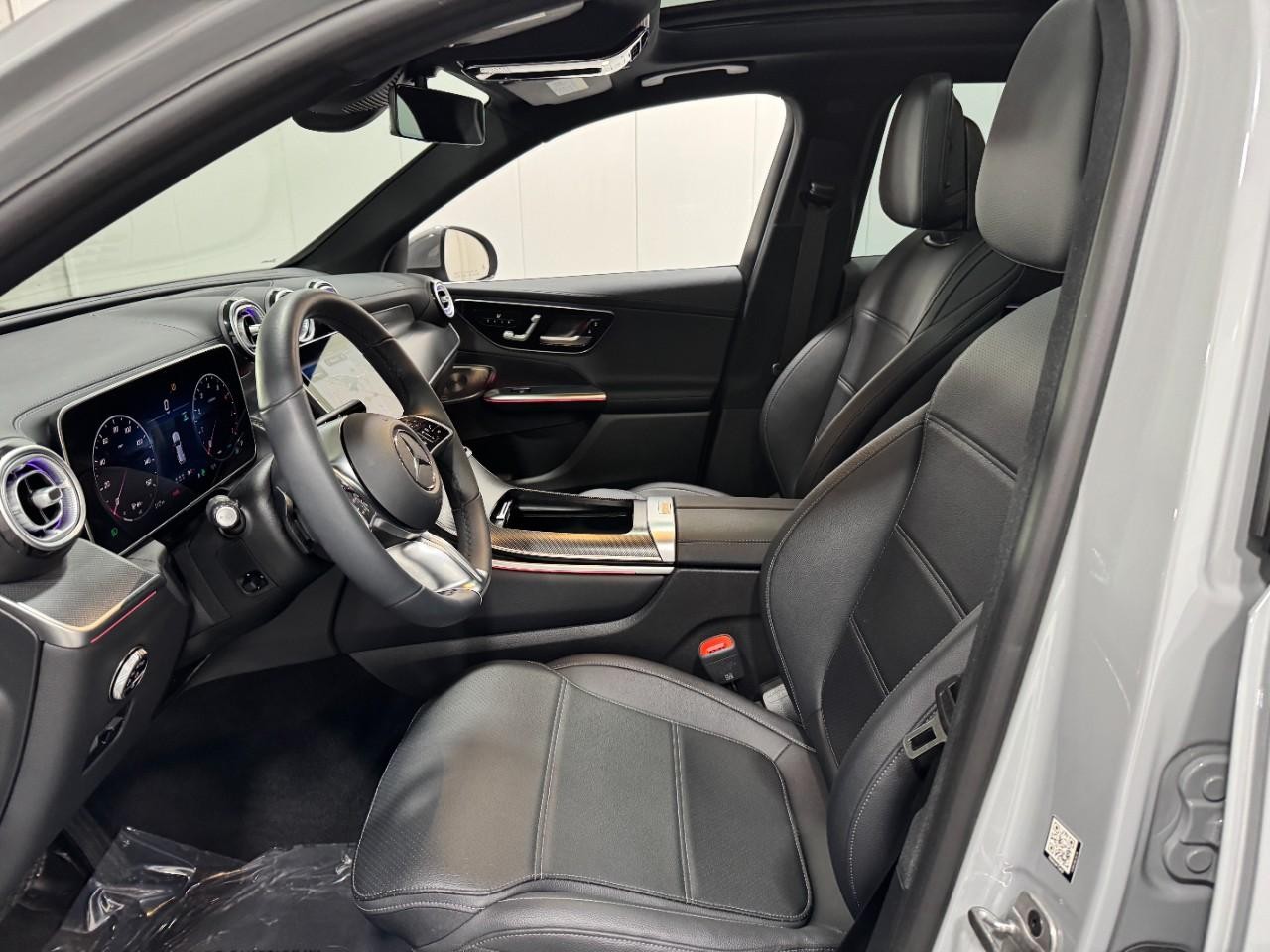 Mercedes-Benz GLC Vehicle Full-screen Gallery Image 27