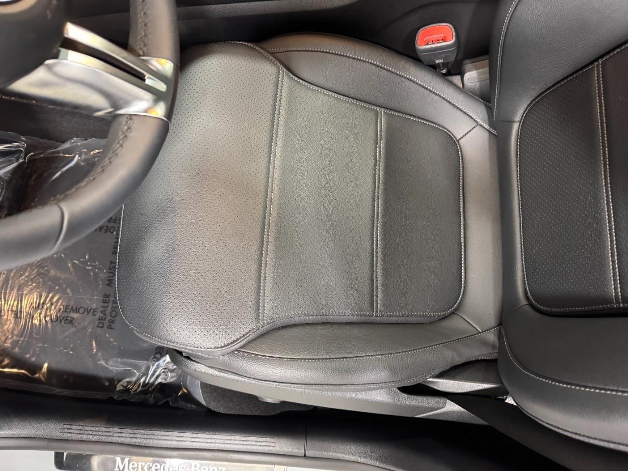 Mercedes-Benz GLC Vehicle Full-screen Gallery Image 28