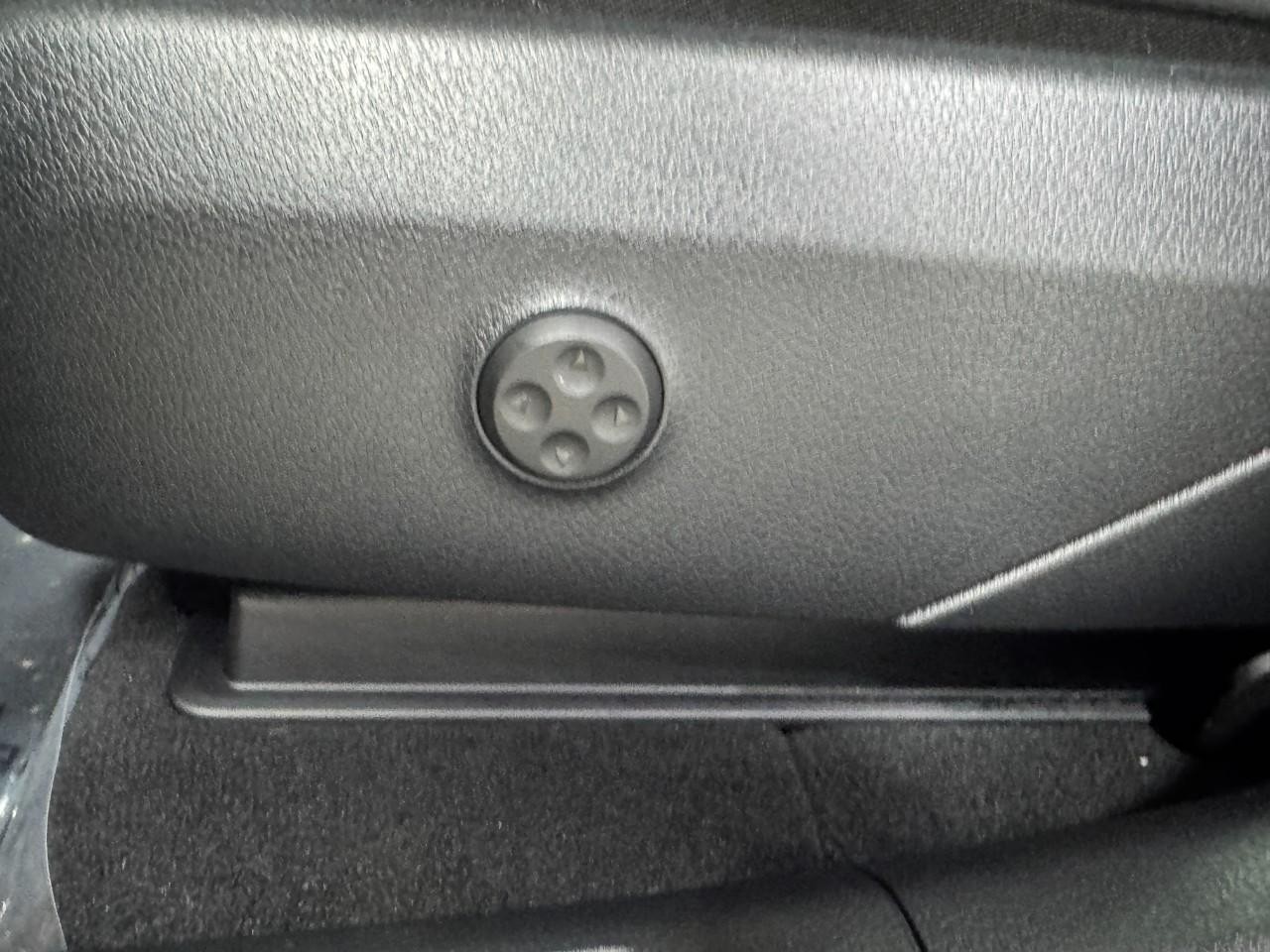 Mercedes-Benz GLC Vehicle Full-screen Gallery Image 29