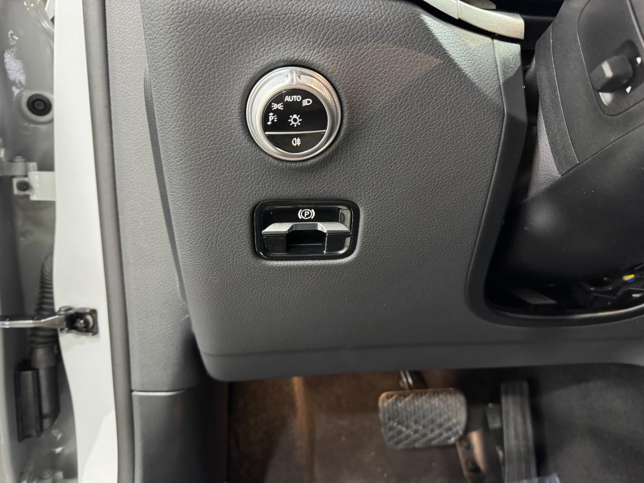 Mercedes-Benz GLC Vehicle Full-screen Gallery Image 30