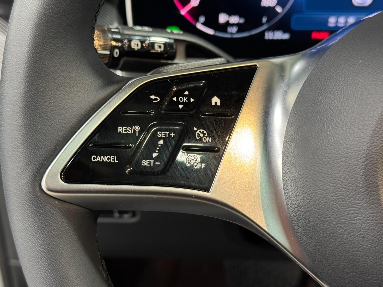 Mercedes-Benz GLC Vehicle Full-screen Gallery Image 31