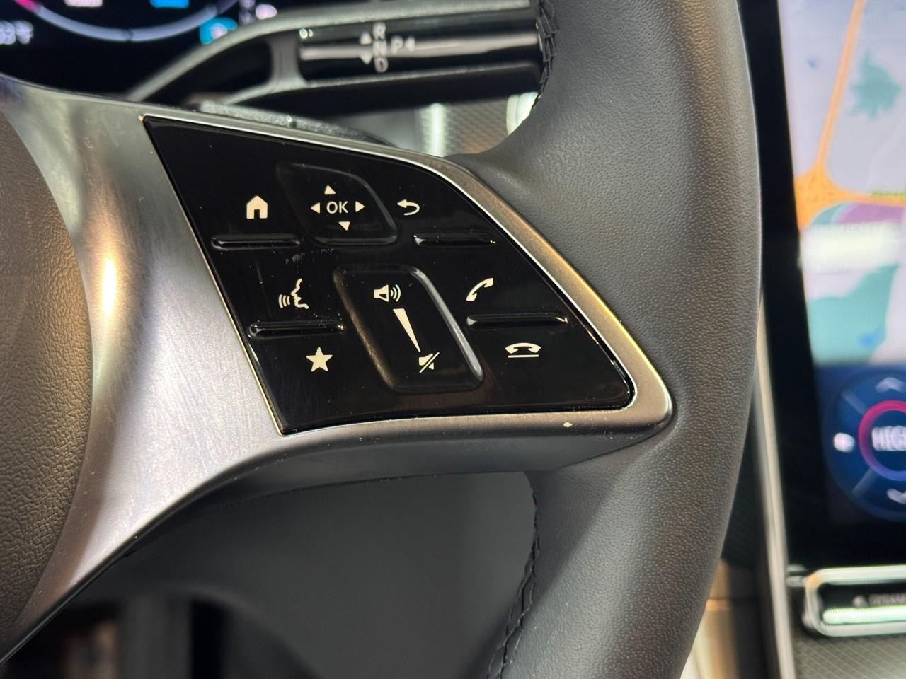 Mercedes-Benz GLC Vehicle Full-screen Gallery Image 32