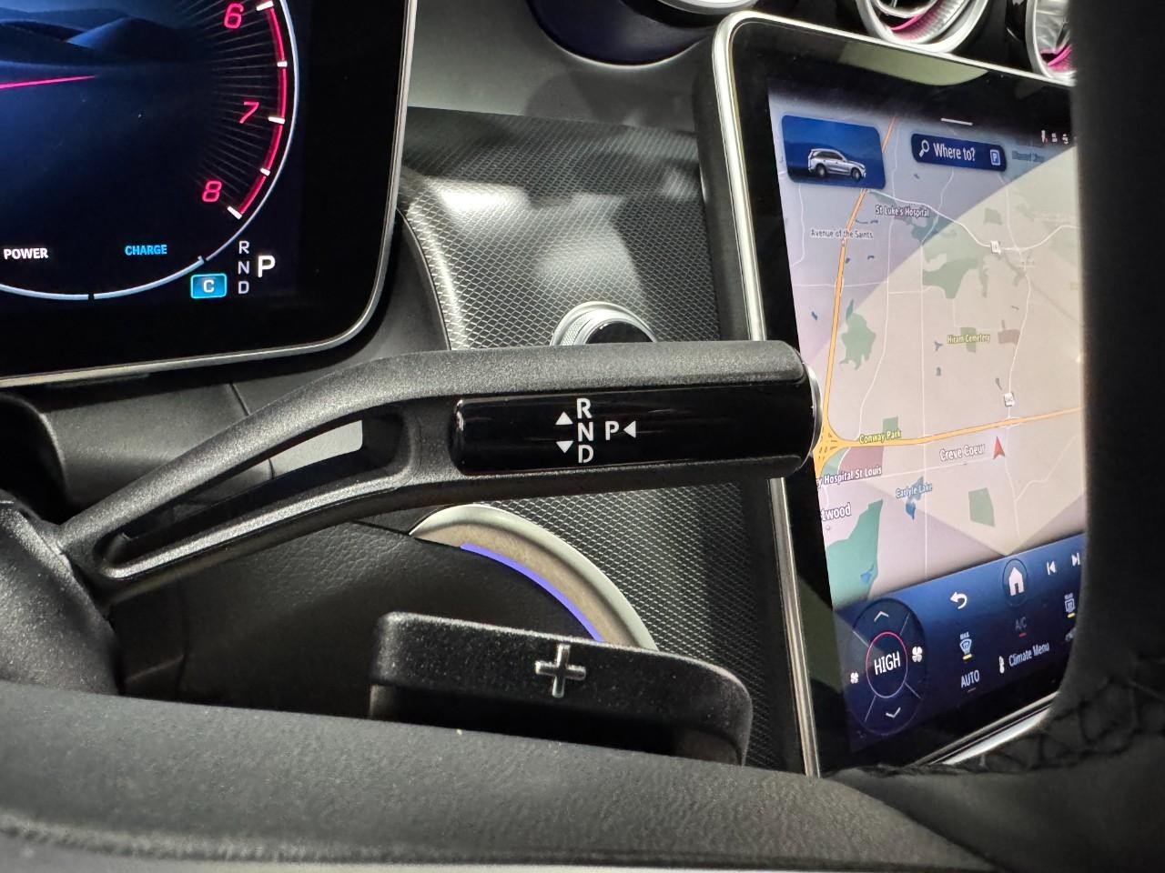 Mercedes-Benz GLC Vehicle Full-screen Gallery Image 34