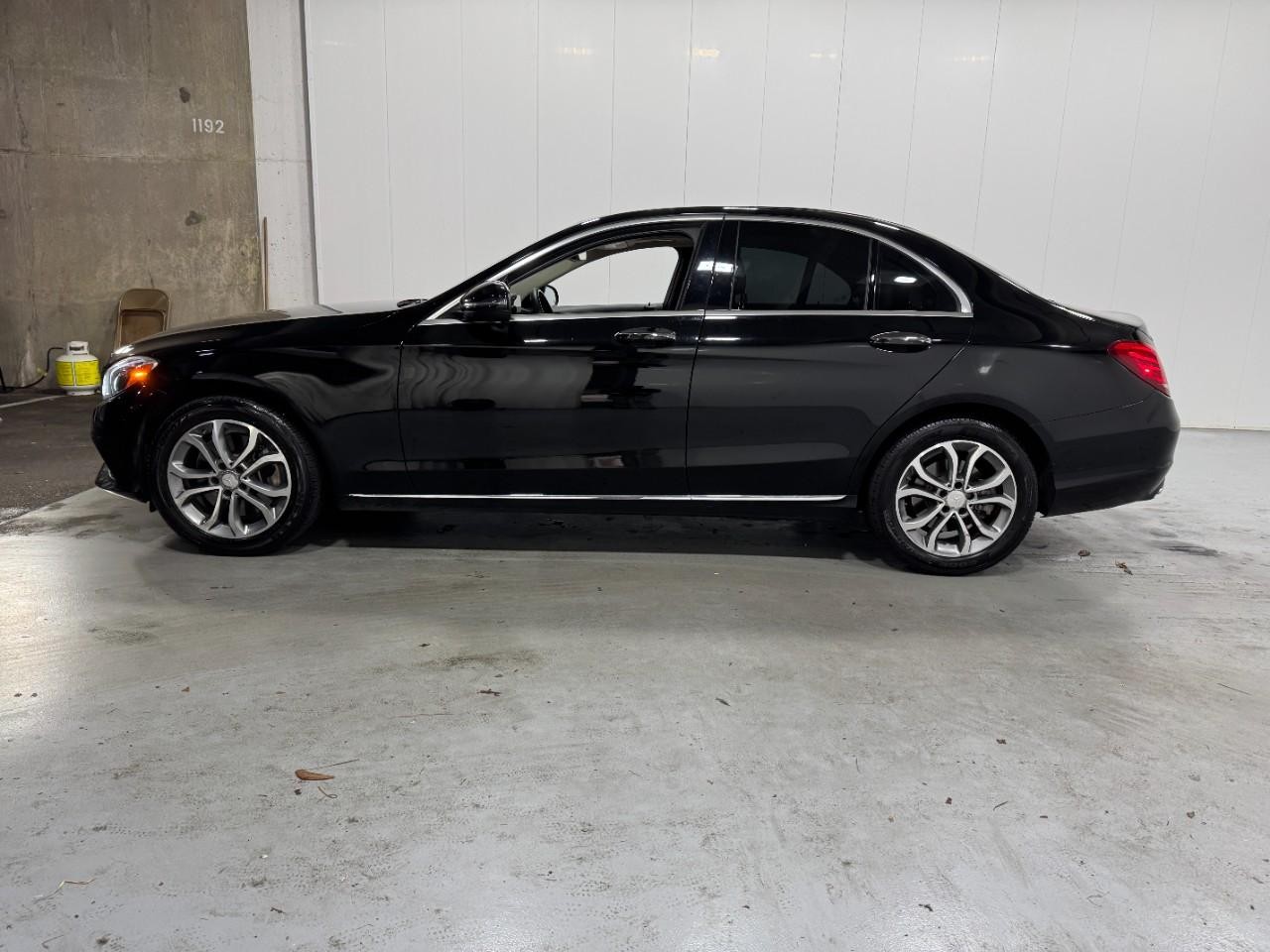 Mercedes-Benz C-Class Vehicle Full-screen Gallery Image 2