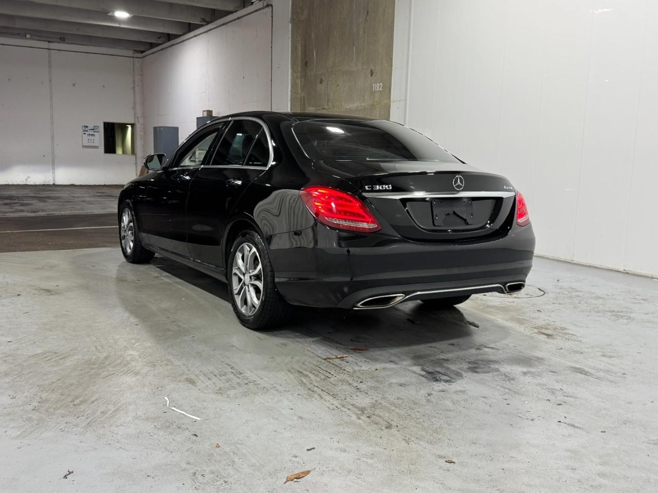 Mercedes-Benz C-Class Vehicle Full-screen Gallery Image 3