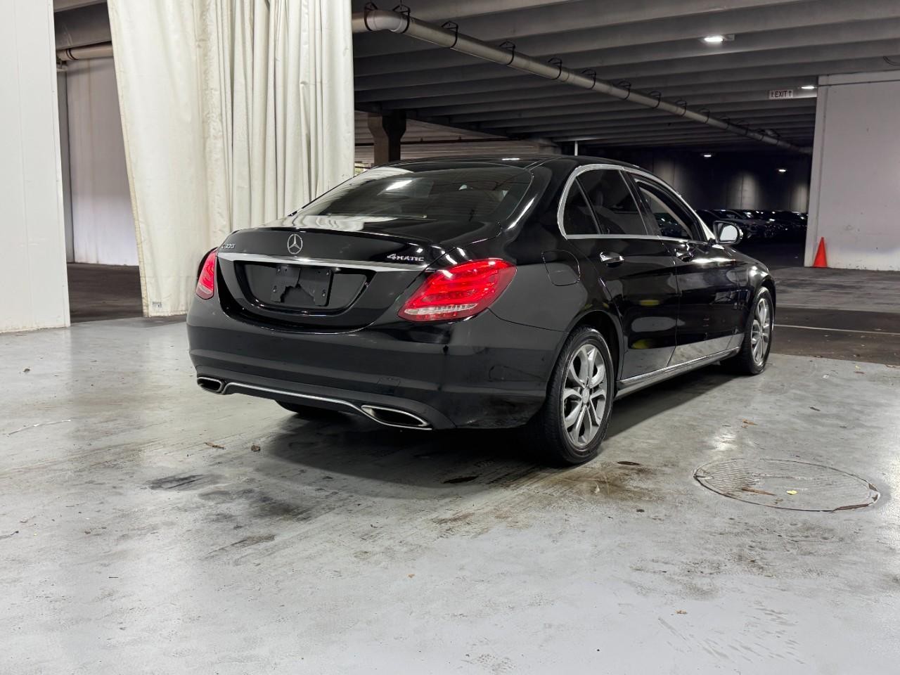 Mercedes-Benz C-Class Vehicle Full-screen Gallery Image 4