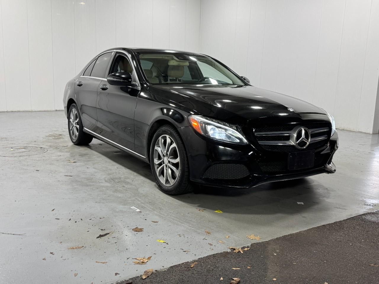 Mercedes-Benz C-Class Vehicle Full-screen Gallery Image 6