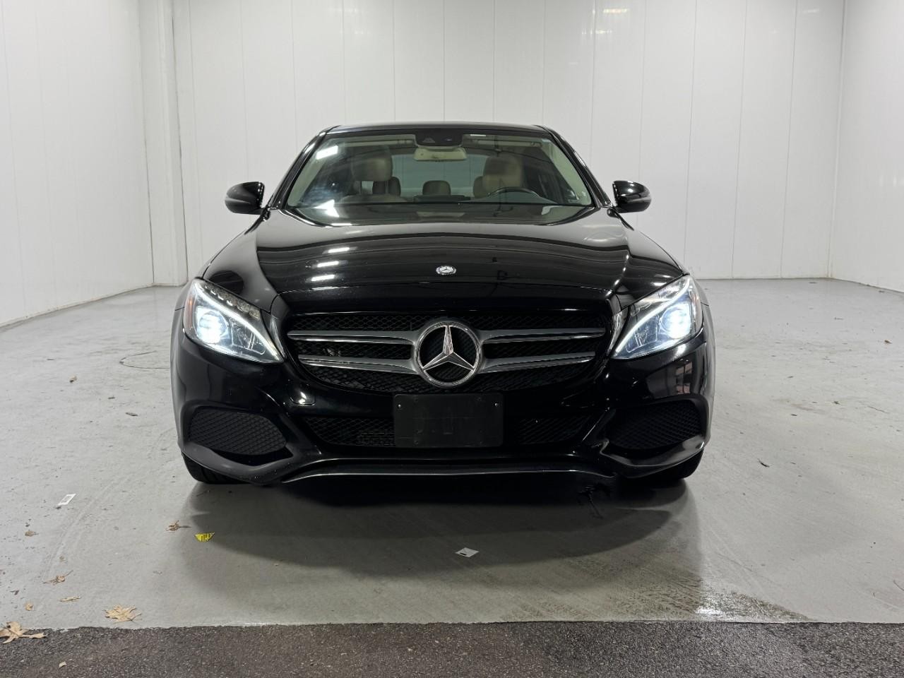 Mercedes-Benz C-Class Vehicle Full-screen Gallery Image 7