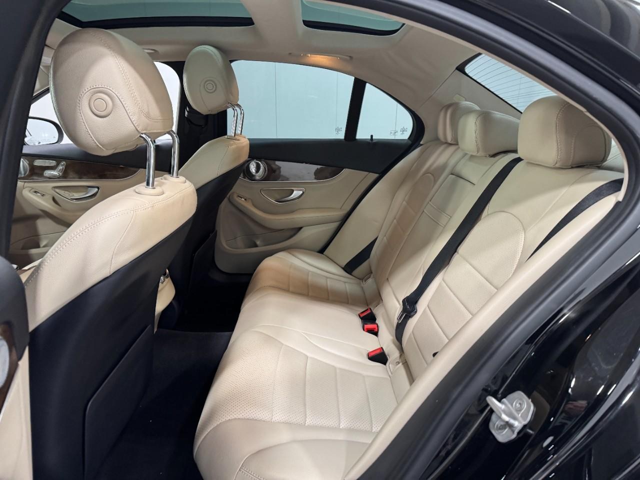 Mercedes-Benz C-Class Vehicle Full-screen Gallery Image 8