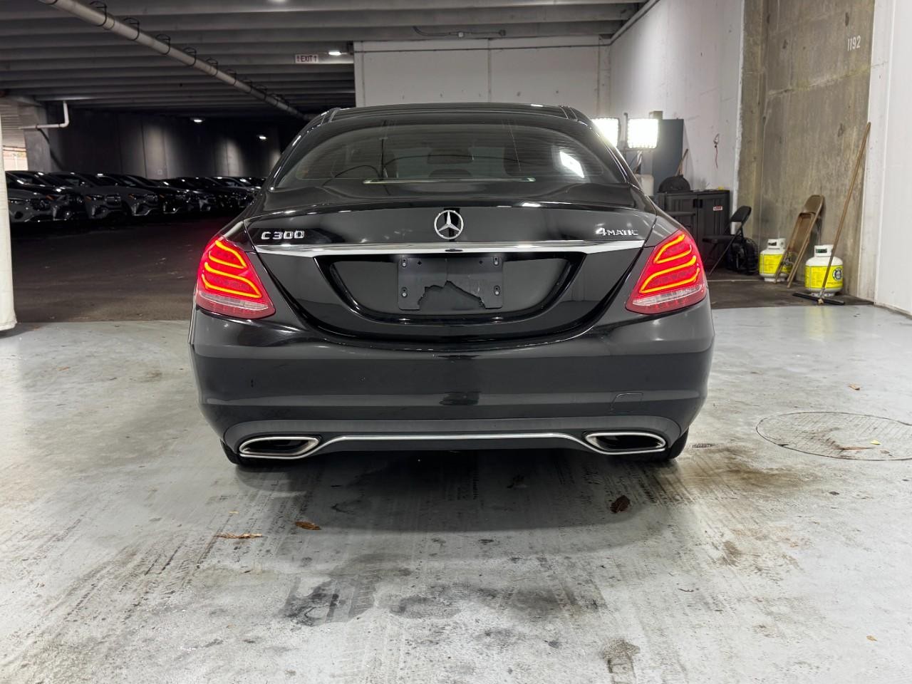 Mercedes-Benz C-Class Vehicle Full-screen Gallery Image 9