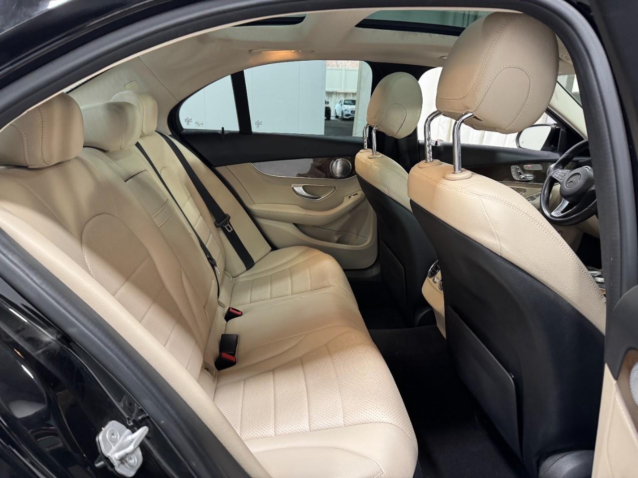 Mercedes-Benz C-Class Vehicle Full-screen Gallery Image 10