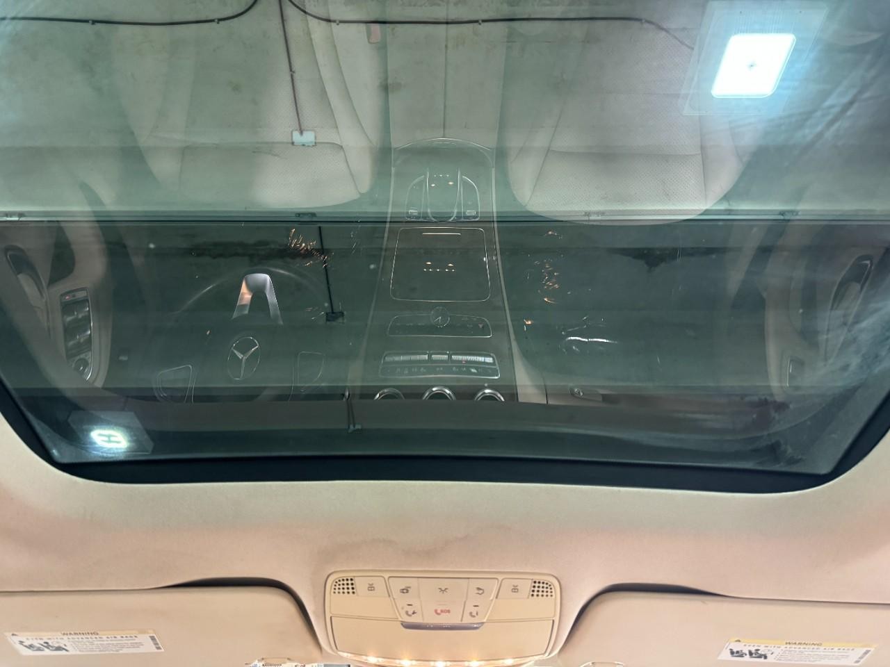 Mercedes-Benz C-Class Vehicle Full-screen Gallery Image 11