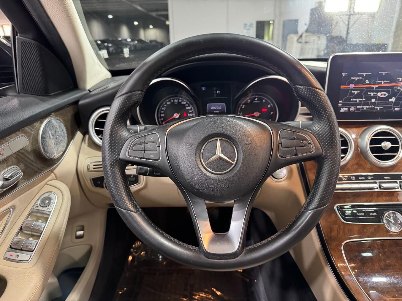 Mercedes-Benz C-Class Vehicle Full-screen Gallery Image 13