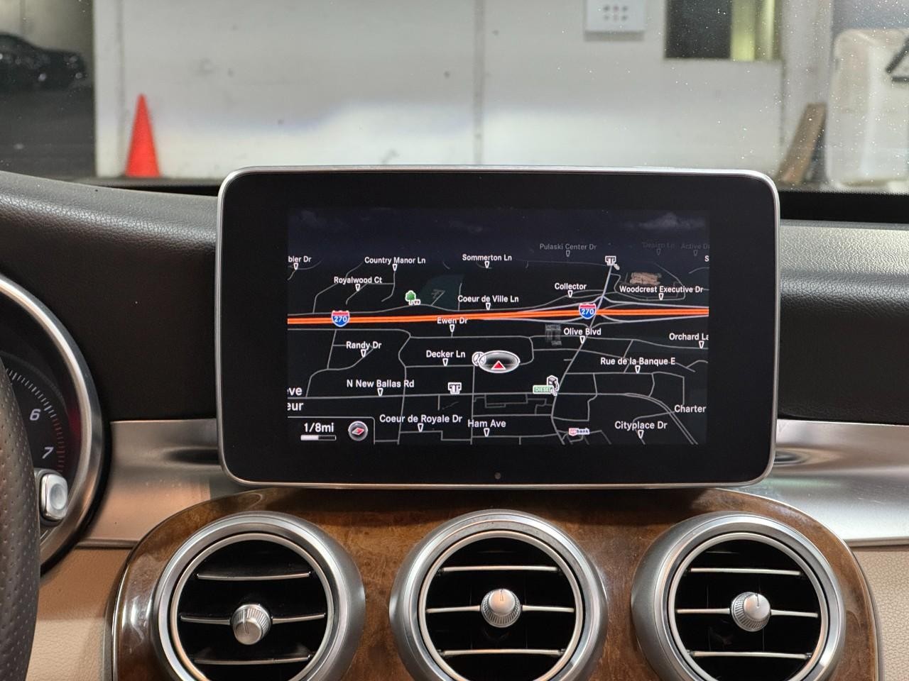 Mercedes-Benz C-Class Vehicle Full-screen Gallery Image 14