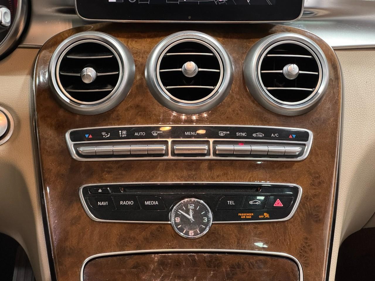 Mercedes-Benz C-Class Vehicle Full-screen Gallery Image 15