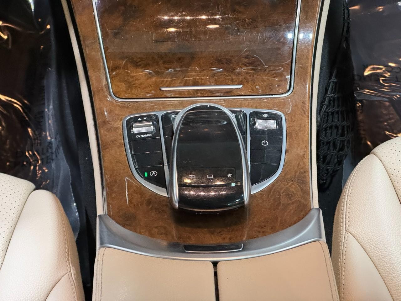 Mercedes-Benz C-Class Vehicle Full-screen Gallery Image 16