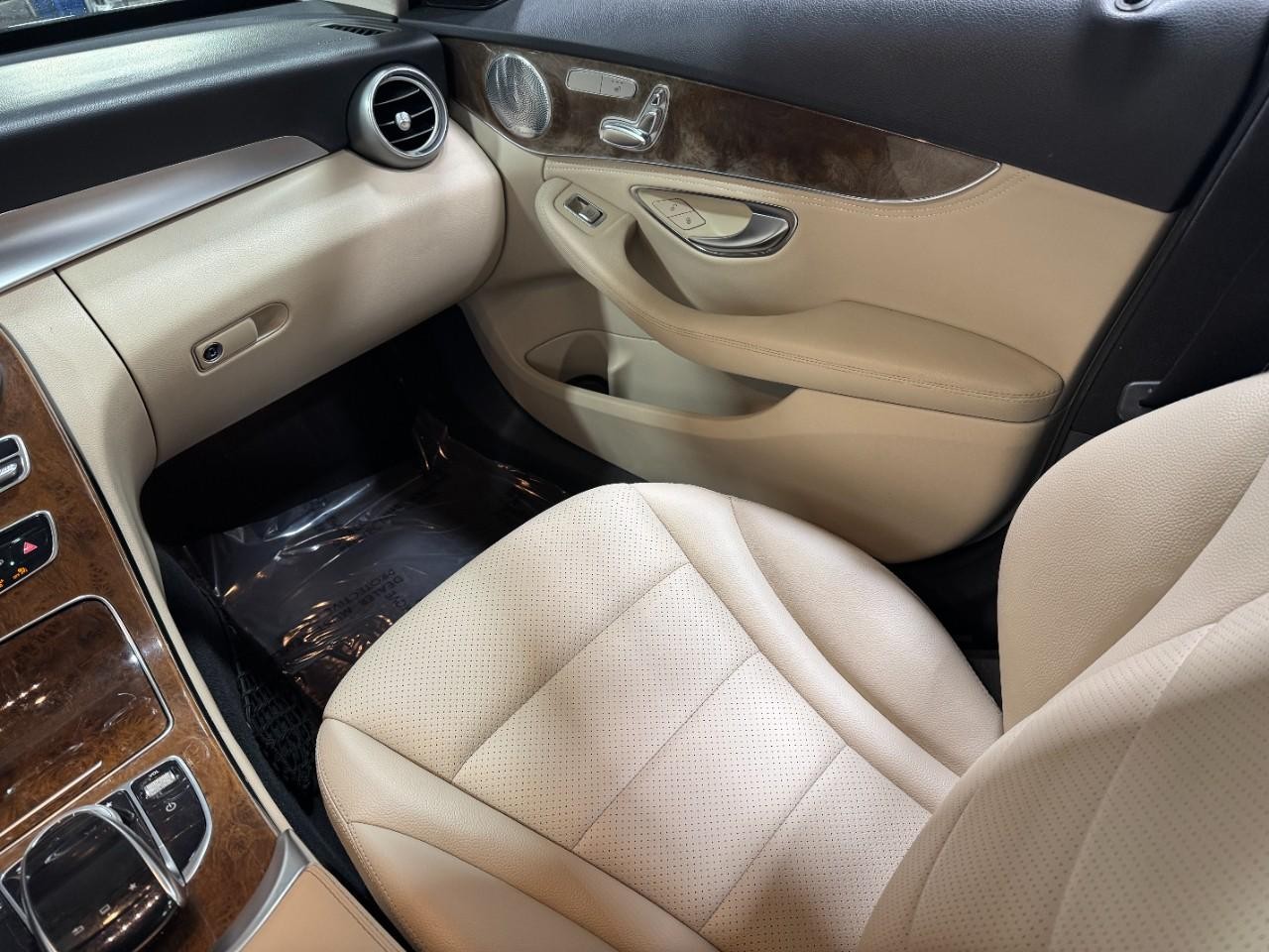 Mercedes-Benz C-Class Vehicle Full-screen Gallery Image 17