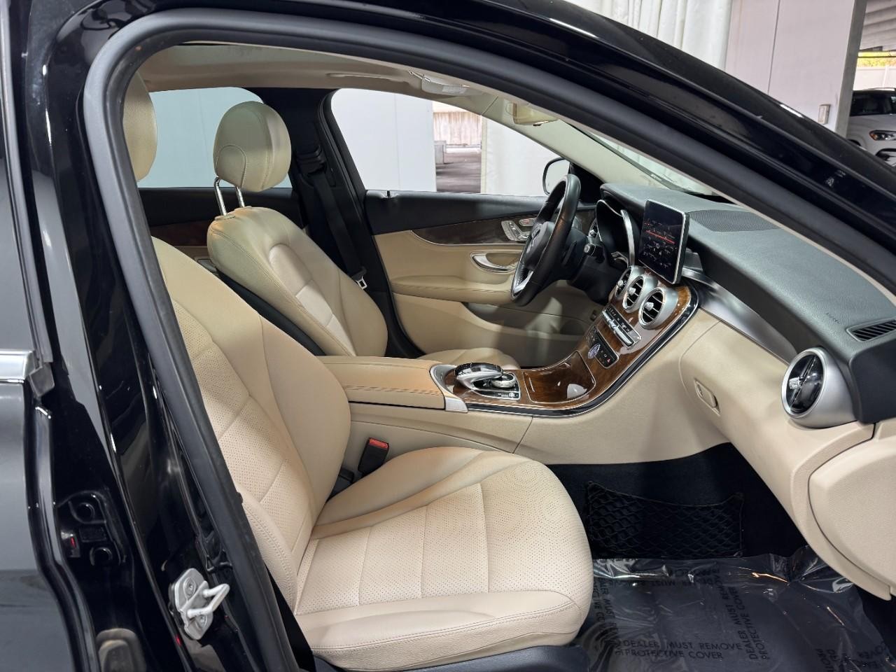 Mercedes-Benz C-Class Vehicle Full-screen Gallery Image 18