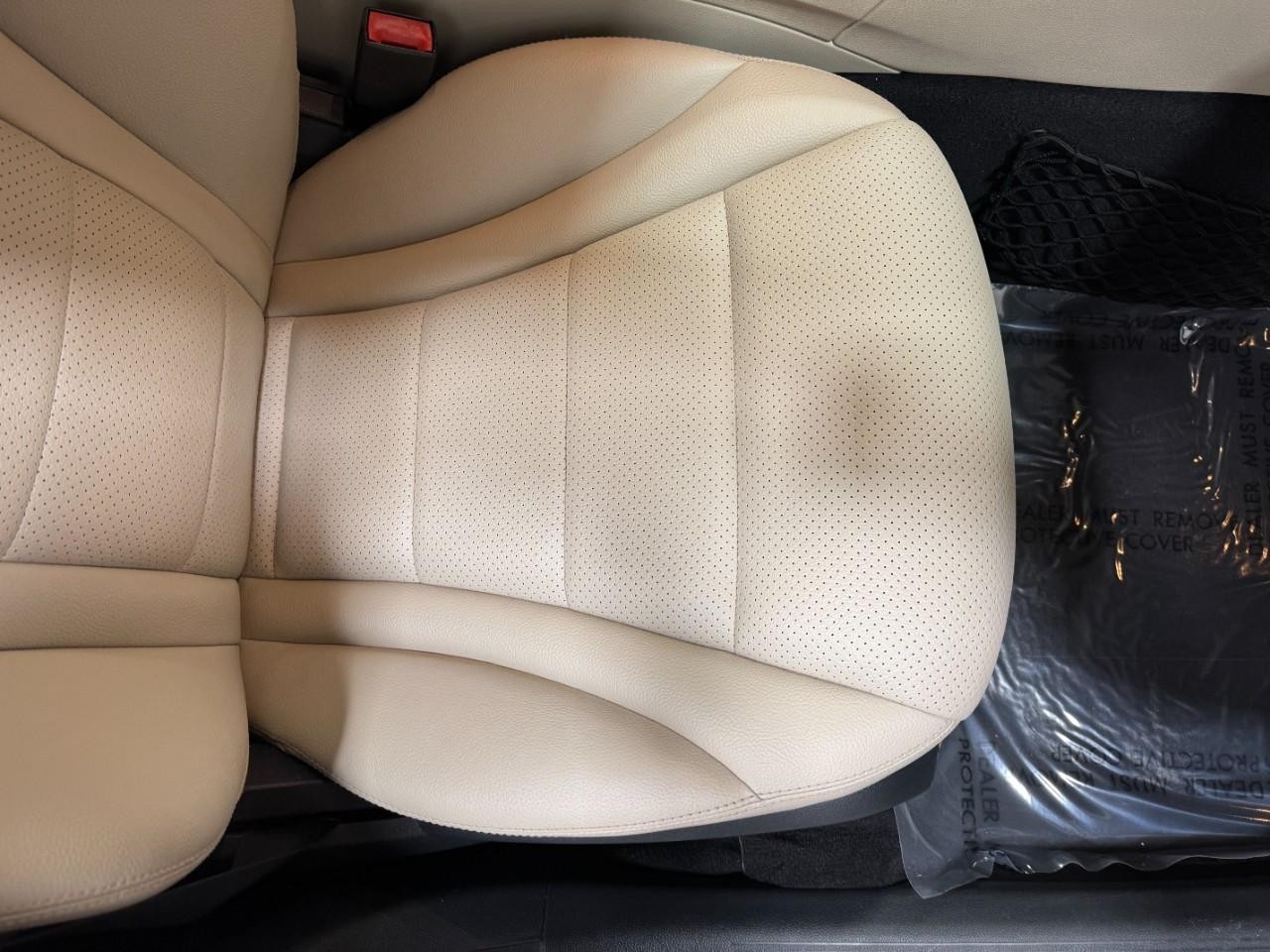 Mercedes-Benz C-Class Vehicle Full-screen Gallery Image 19