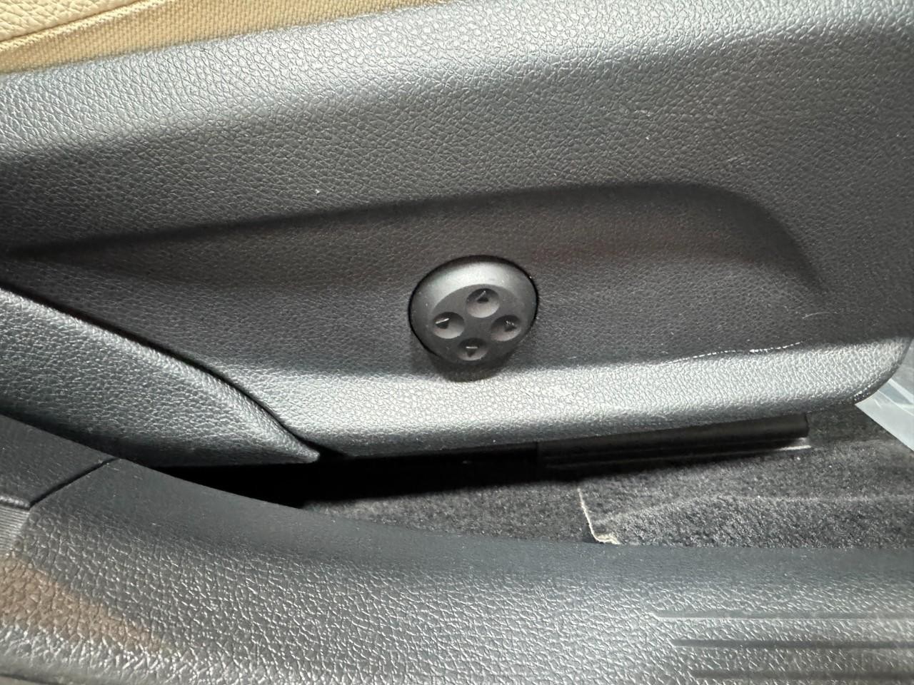 Mercedes-Benz C-Class Vehicle Full-screen Gallery Image 20