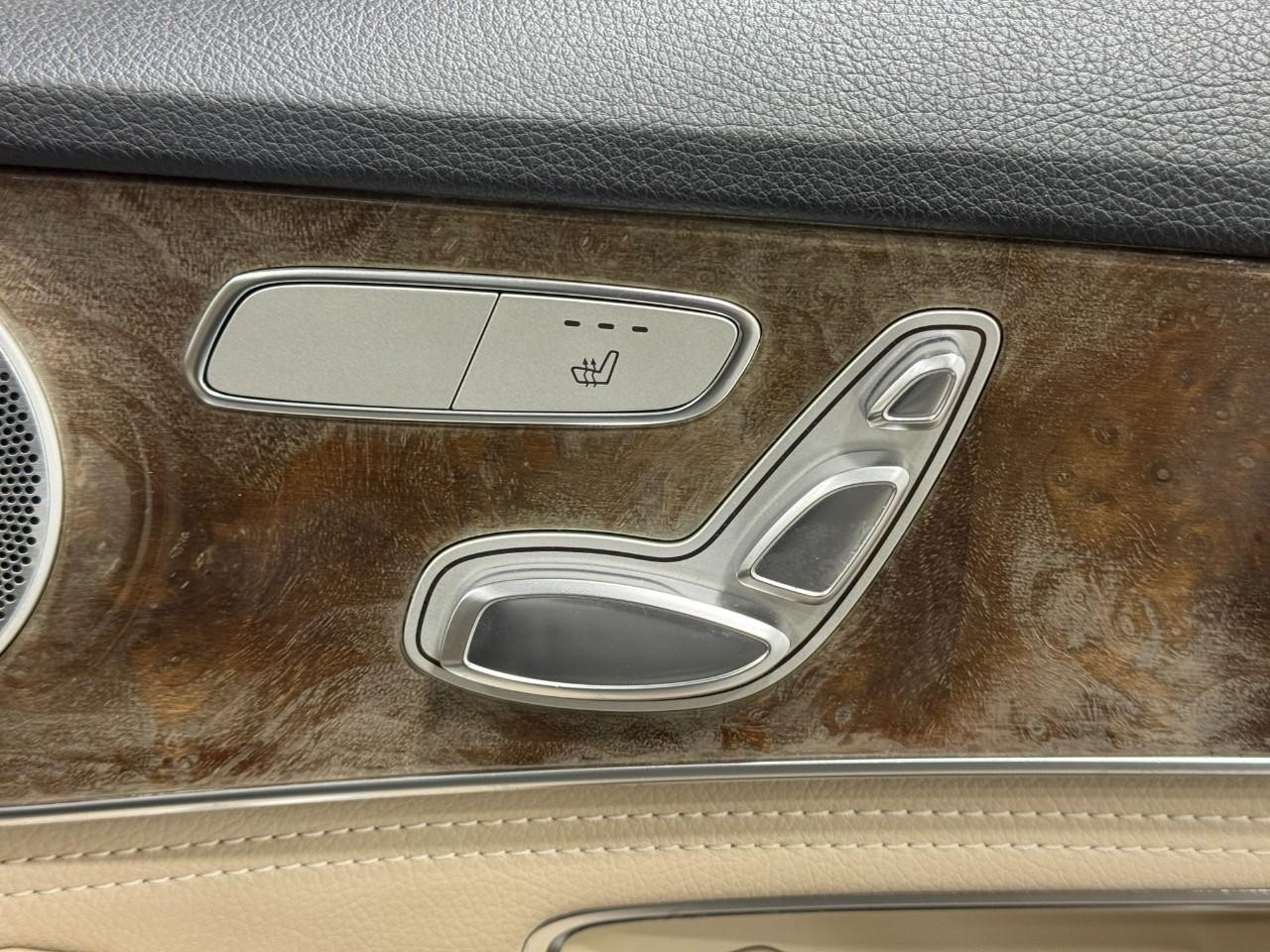 Mercedes-Benz C-Class Vehicle Full-screen Gallery Image 21